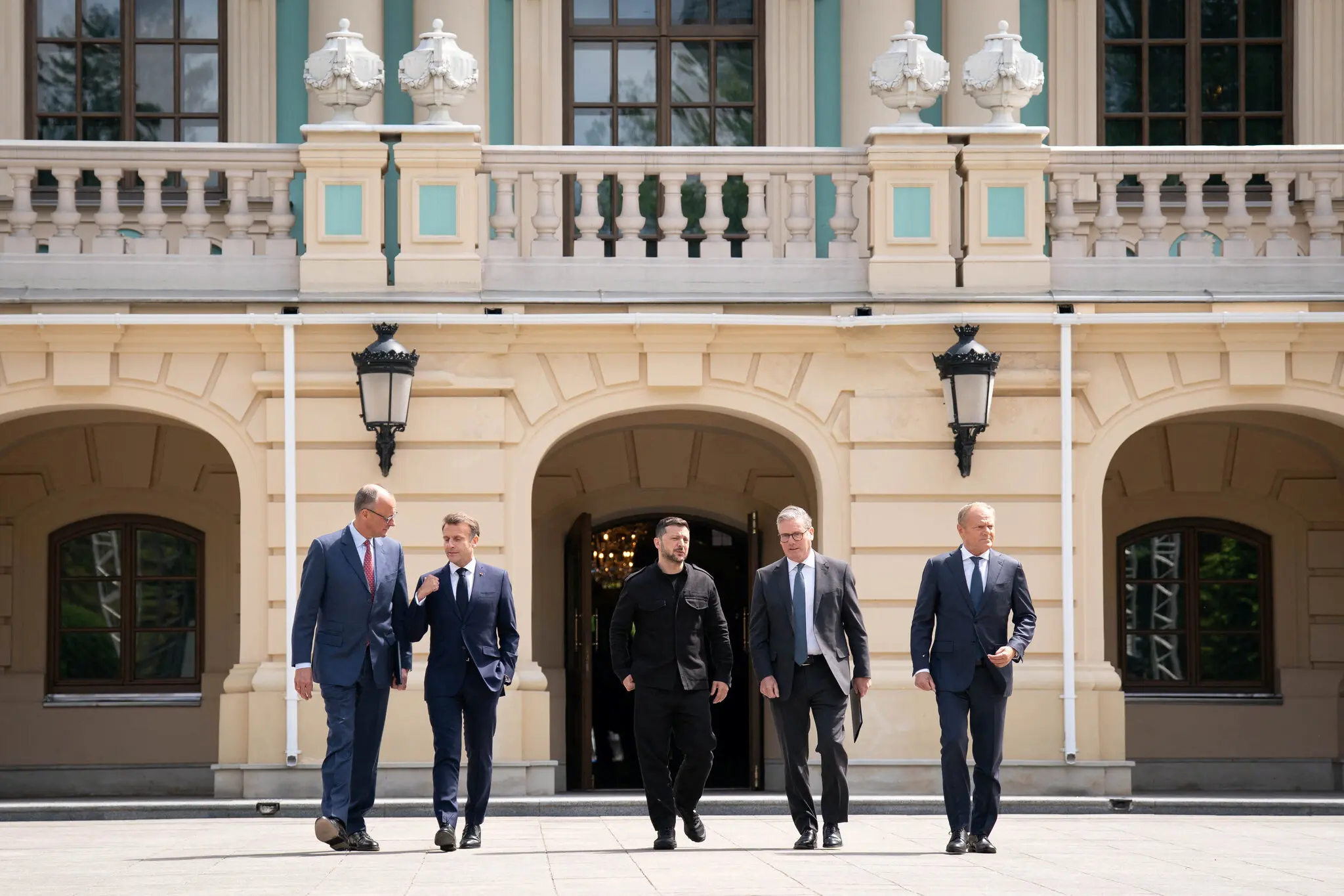 Зліва направо: канцлер Німеччини Фрідріх Мерц, президент Франції Еммануель Макрон, президент України Володимир Зеленський, прем'єр-міністр Великої Британії Кір Стармер та прем'єр-міністр Польщі Дональд Туск у Києві в суботу.